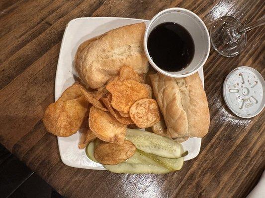 Beef sandwich with au jus and chips