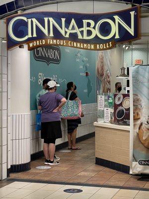 Aieeee!  We couldn't resist getting in line for a Classic CinnaPack.