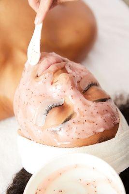 Alginate masks restore the skin, accelerate the processes of epidermis regeneration, contributing to the production of elastin and collagen.