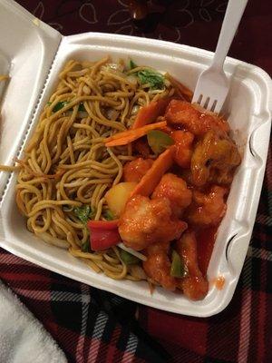 Dinner box with General Gao's Chicken and Lo Mein