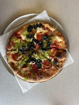 Small pepperoni, green peppers and black olives pizza