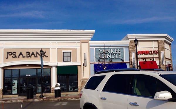 The Supercuts is located at the right of the Yankee candle store. It is in the same strip mall than Wegman's and TJ Maxx.