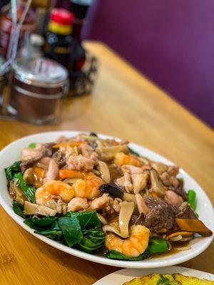 Fried rice noodle with shrimp, beef and chicken