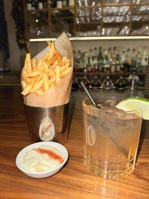 Fries with aioli, gin and tonic