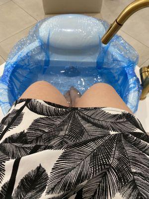 Feet soaking. Clean and very large. Fresh lemon slices were throw in after and used for leg massage and scrubbing. So nice!