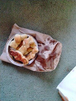 Garlic knots and the lack of a lid and the bag it came in