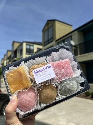 6-pc mochi (pink white, butter, peanut butter, green tea, chi chi dango, and kinako)