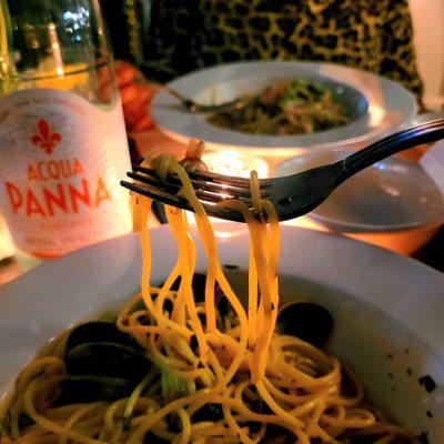 Spaghetti with garlic sauce and clams