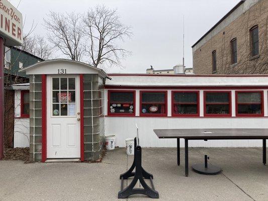 Outside of the 1920s trolly car diner - super cute !