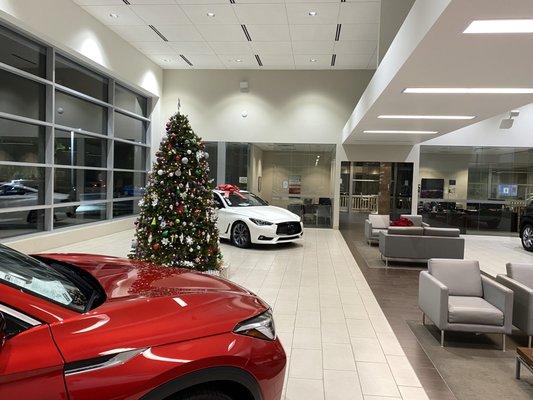 Showroom with Christmas tree (to cover scam)