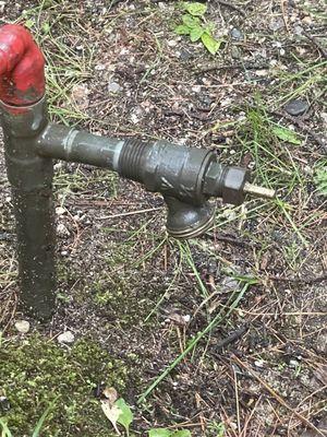 Hose hook up in the wrong at location and no handle to turn the water on.