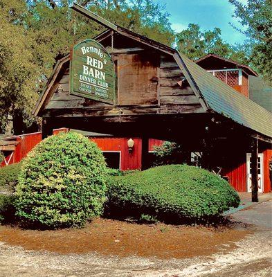 Bennie's Red Barn storefront