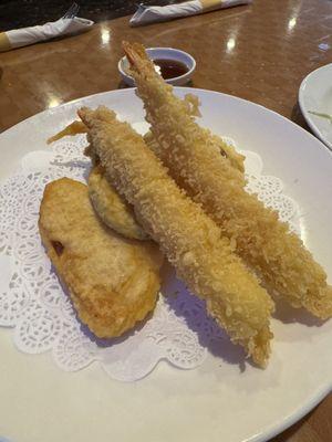 Shrimp and vegetable (sweet potato, onion, broccoli) tempura. So delicious, MUST ORDER.