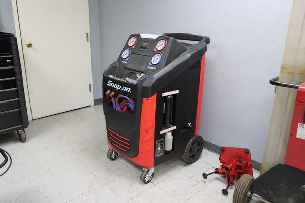 We service vehicles that use R1234YF Freon! This is the R1234YF Freon A/C machine.