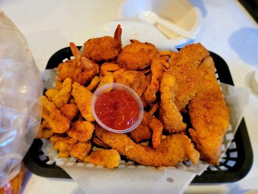 Combo fried fish, shrimps and fries