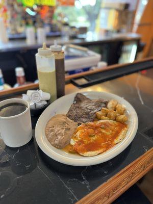 Huevos rancheros con carne asada