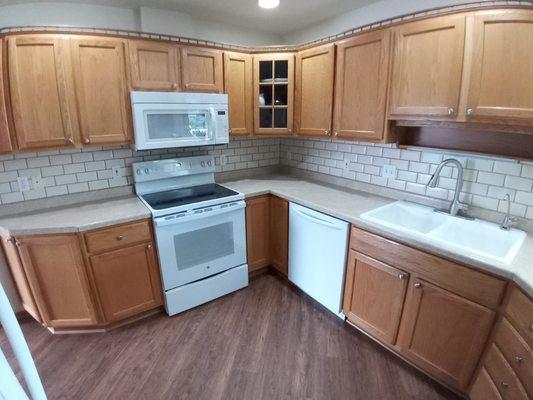 New tiled kitchen backsplash