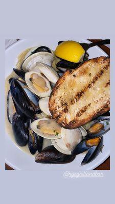 Muscle and clams pasta