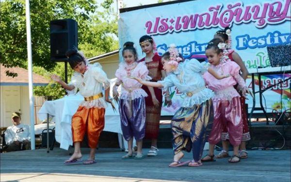 Thai dancers youth division