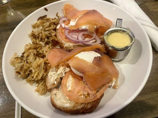 Smoked salmon Benedict with shredded potatoes