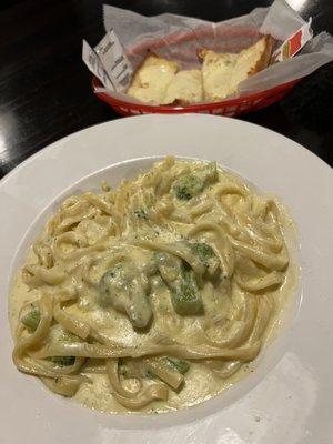 Fettuccine alfredo w/ broccoli