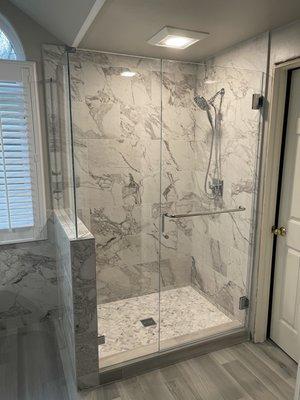 Shower enclosure with low iron glass