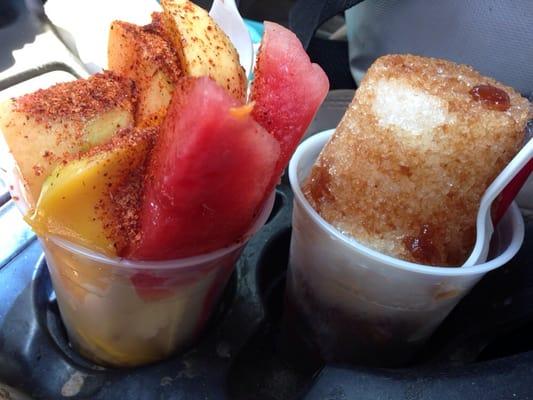 Coctel de frutas (left) and raspado (shaved ice) de tamarindo