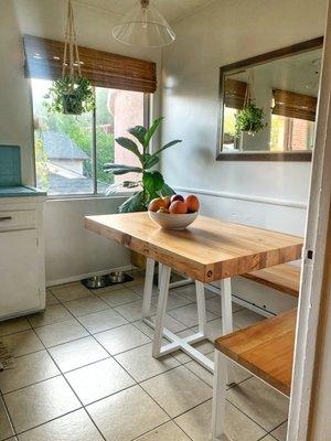 Pedestal table for a breakfast banquette