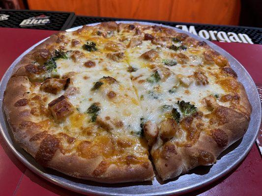 Broccoli & Chicken Pizza - 4 cut - Broccoli, chicken, mozzarella, cheddar & garlic sauce