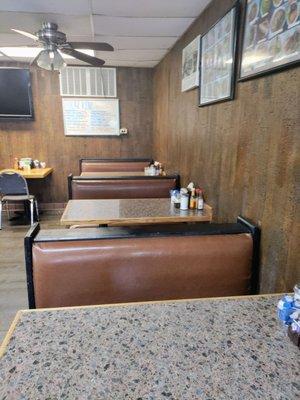 Clean, classic old diner feel