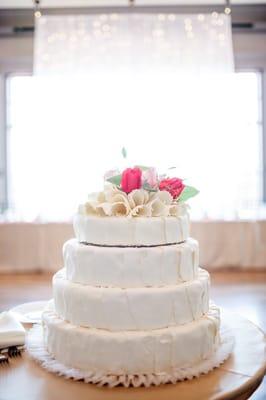 the flowers on our wedding cake