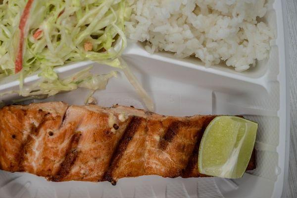 Fresh salmon with white rice & coleslaw