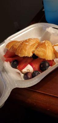 Berry croissant