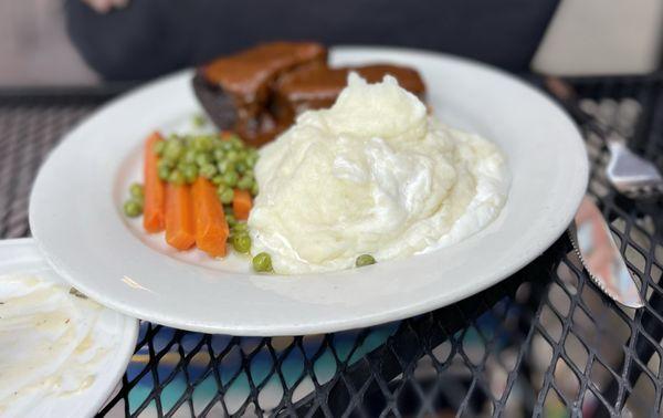 Short ribs with sour cream mashed and fresh veggies