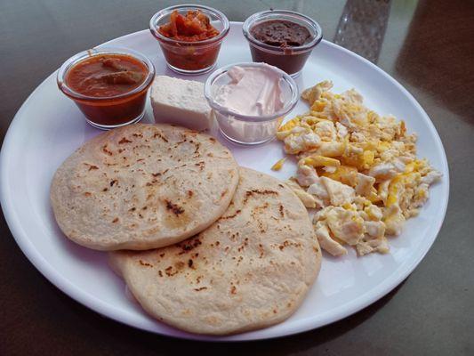 Pupusas Rancheras. Originalmente viene la orden con huevos estrellados pero nosotros los pedimos revueltos y con extra salsa.