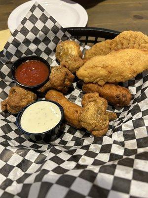 Sampler with Mozzarella Sticks, Chicken Strips and Fried Mushrooms