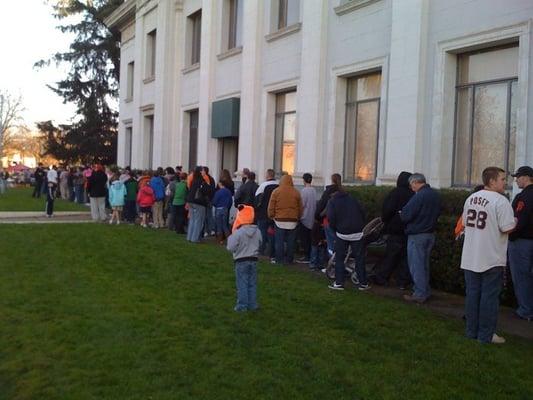 Lots and lots of Giant's fans waiting their turn to see OUR trophy!!!