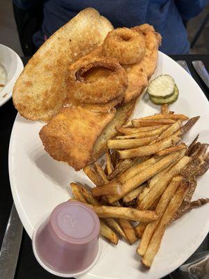 Fish Sandwich w/ fries