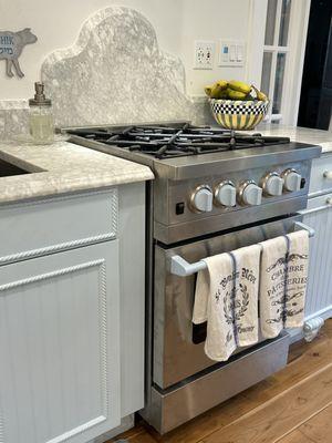 Oven knobs and oven handle to match kitchen design.