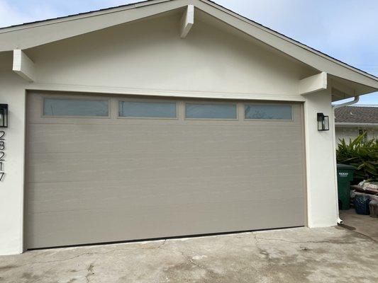 Flush door with white laminated glass