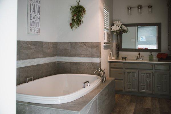 Sacred Space Suite - tub