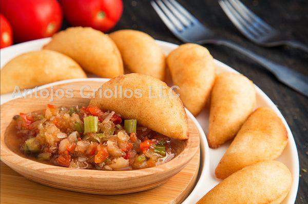 Empanadas y Mini-Empanadas de Carne Mechada, Carne Molida, Pollo y Queso