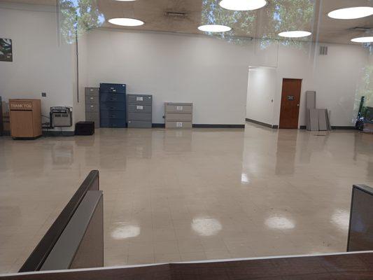 May '23, 2nd floor cafeteria is closed. There are about 8 tables up there to sit and have meetings/discussions at with plenty of chairs.