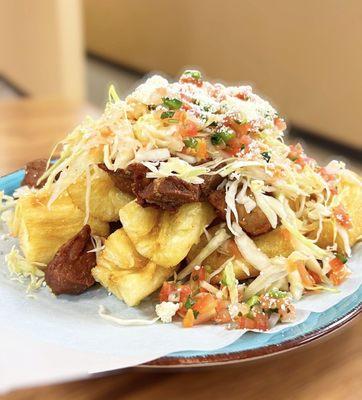 YUCA CON CHICHARRÓN