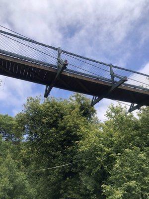 Swinging bridge