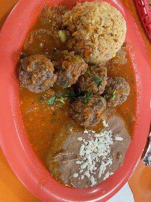 Albondigas (meatballs).