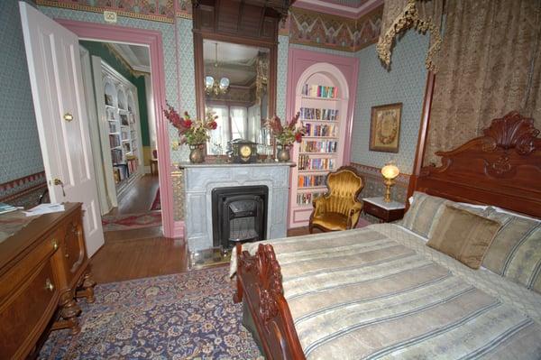 First Floor Room (Davis) with whirlpool, fireplace and the pleasantries of modern guests. Even a wallpapered ceiling in this room.