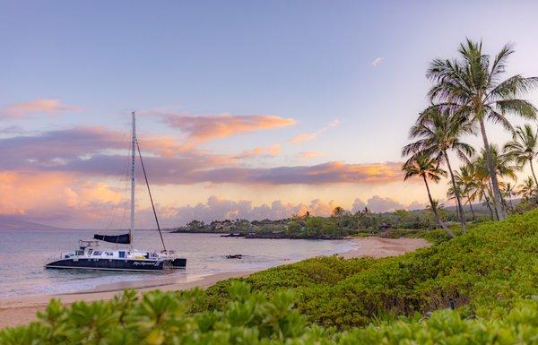 The Kai Kanani II coming in for beach loading on Maluaka Beach in Makena for our Sunrise Deluxe Snorkel.