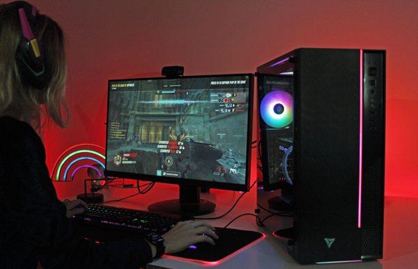 Playing Overwatch on our Rogue PC! 799$ on our website!