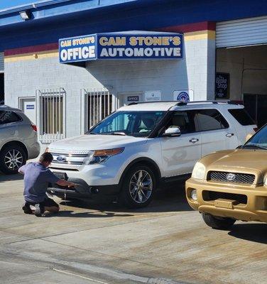 Guy fixing my license plate holder for me...complimentary!